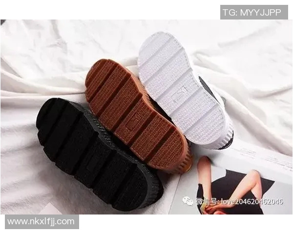 穿上便装的足球明星卡通形象展现休闲与时尚的完美结合